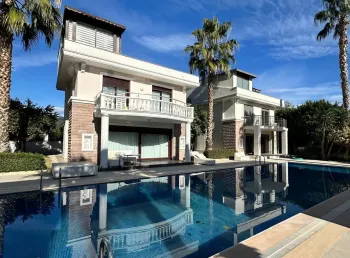 ویلای مدرن کاملاً بازسازی شده برای فروش در Kemer